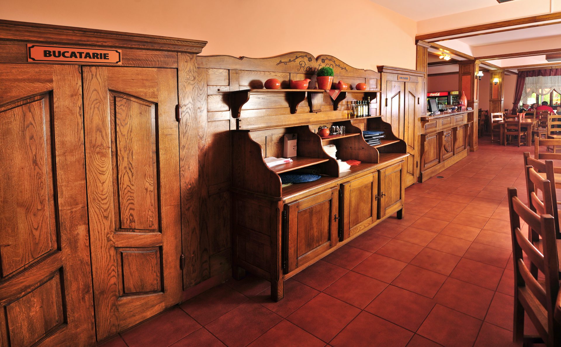 Mobilier restaurant din lemn masiv